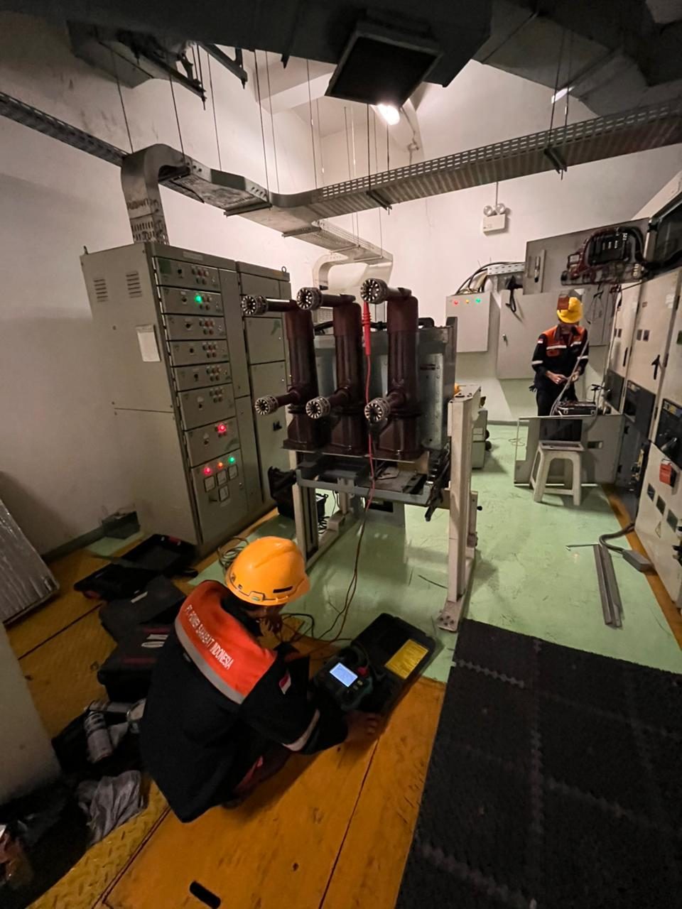 Kegiatan maintenance kelistrikan PSI — Maintenance & Testing Switchgear