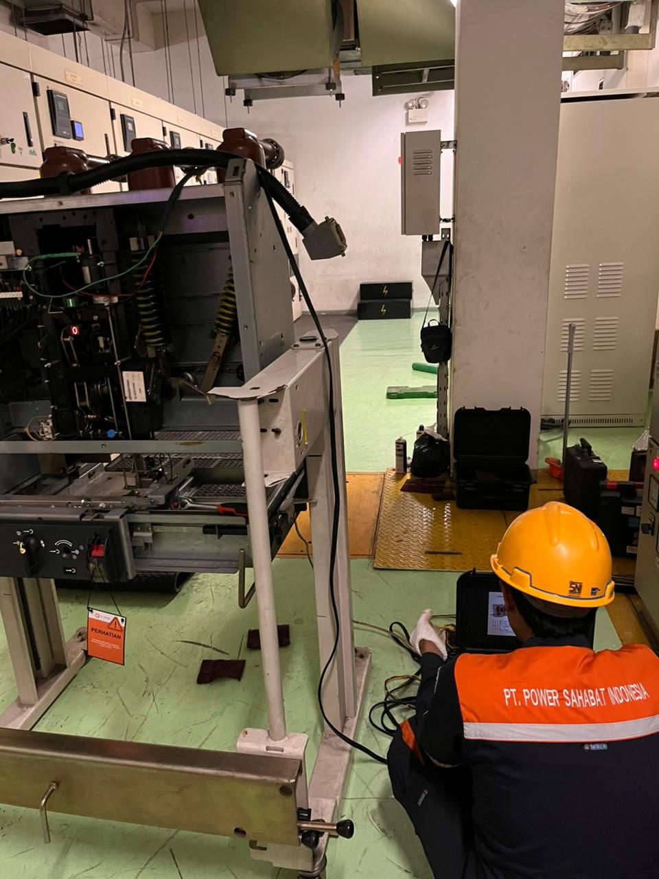 Kegiatan maintenance kelistrikan PSI — Testing MV Switchgear
